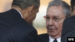 Barack Obama saluda a Raúl Castro.