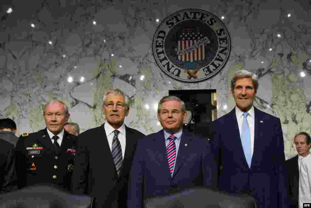 El Secretario de Estado de Estados Unidos John Kerry (d), el senador estadounidense Robert Menendez (2-d), el secretario de defensa Chuck Hagel (2-i), y el presidente de asuntos conjuntos el general Martin Dempsey (i).