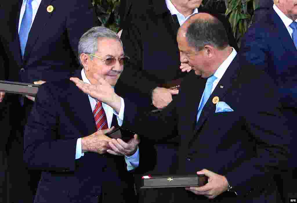 Raúl Castro (i) habla con el presidente de Costa Rica, Luis Guillermo Solís (d), en la III Cumbre de la Comunidad de Estados Latinoamericanos y Caribeños (CELAC).