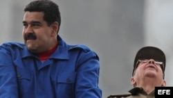 Los presidentes de Cuba y Venezuela, Raúl Castro (d) y Nicolás Maduro (i), respectivamente, hoy, viernes 1 de mayo de 2015, durante el desfile por el día de los trabajadores en La Habana (Cuba). Castro y Maduro presiden hoy el multitudinario desfile por