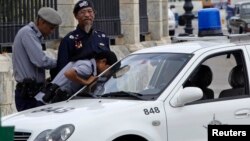 Archivo - La policía en La Habana detiene a "'Omar", un cubano que cobra a los turistas por retratarse con él.