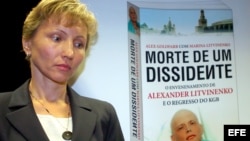 Archivo - Martina Litvinenko, viuda de Alexander Litvinenko, el ex espía ruso envenenado con polonio en Londres en 2006, durante la presentación de su libro 'Muerte de un disidente' escrito junto a Alex Goldfarb, en Lisboa, Portugal.