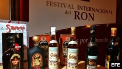 Varias botellas de rones cubanos son expuestas hoy, martes 1 de junio, en un hotel de Cuba durante una conferencia para anunciar el próximo "Festival Internacional del Ron".