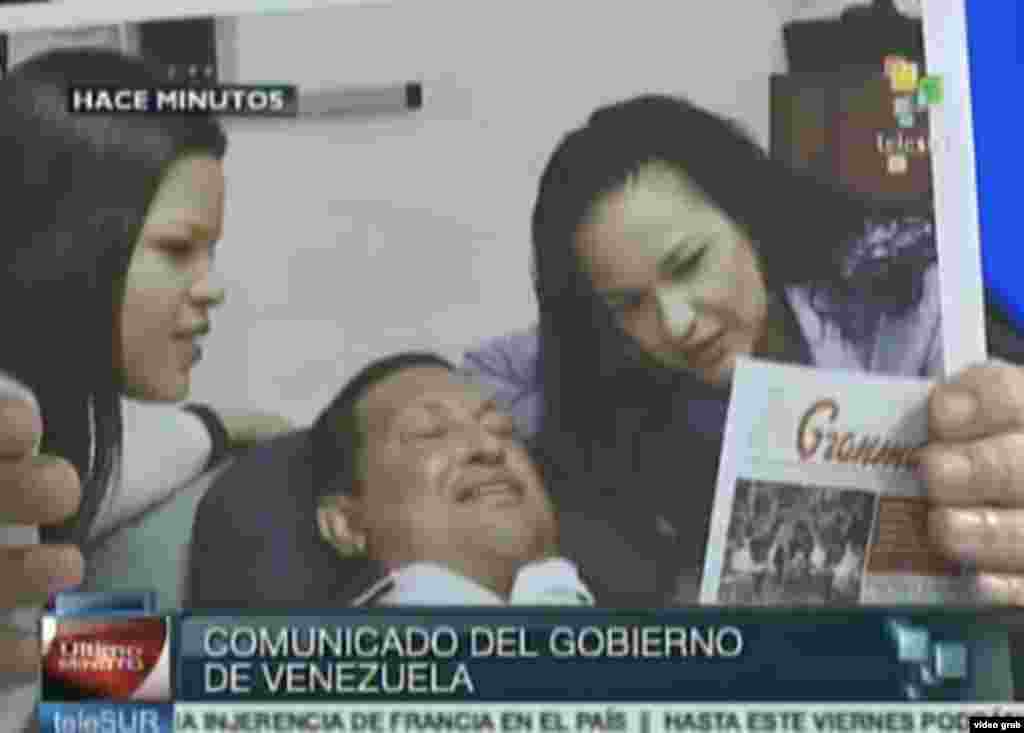 El ministro de Ciencia y Tecnología, y yerno del mandatario, Jorge Arreaza, difundió en la televisora estatal  fotografías de Chávez acostado, acompañado de sus hijas Rosa Virginia y María Gabriela.