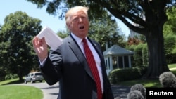 El presidente de Estados Unidos, Donald Trump, habla a la prensa en la Casa Blanca.