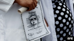 Decenas de médicos cubanos protestan el sábado, 22 de agosto de 2015, en Bogotá para denunciar "el limbo legal" en que se encuentran casi mil de ellos que permanecen a la espera de un visado para Estados Unidos y han agotado su tiempo de estancia regular