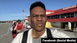El pastor Alain Toledano en el Aeropuerto Internacional Antonio Maceo, en Santiago de Cuba.