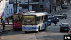 Fotografía de archivo. Vista de autobuses y automóviles en una calle de La Habana (Cuba).
