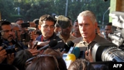 Díaz-Canel habla con los periodistas.