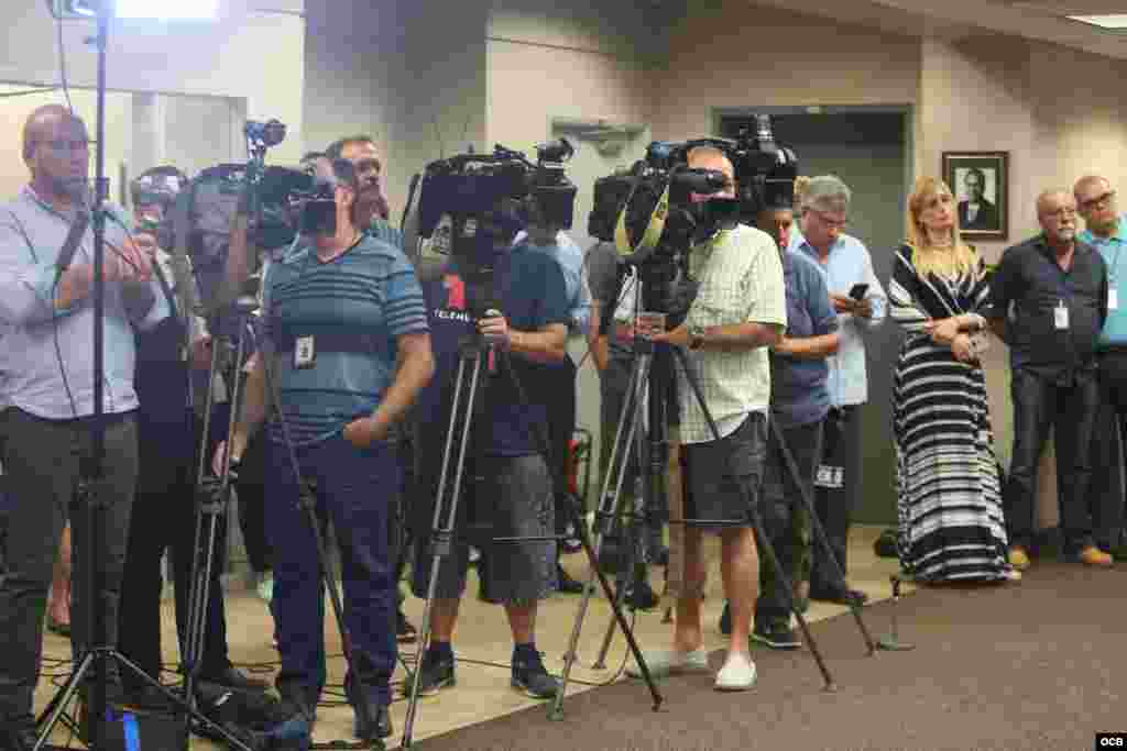 Medios de prensa en confencia sobre proyecto OCB y Freedom House.