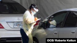 Una integrante del personal médico realiza pruebas de detección del coronavirus en Marlins Stadium, el miércoles 25 de marzo del 2020.