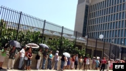 Un grupo de personas espera para entrar en la entrada de la Sección de Intereses de EEUU en La Habana.