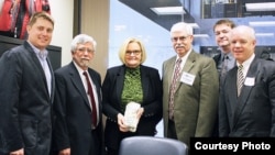 La senador Claire McCaskill con productores de arroz de su estado.