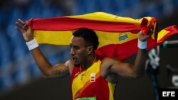 El atleta español Orlando Ortega celebra la segunda posición en la prueba de 110 m vallas hoy, martes 16 de agosto de 2016, durante las competencias de atletismo de las Olimpiadas Río 2016, que se disputan en el Estadio Olímpico en Río de Janeiro (Brasil