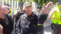 Cubanos explican a la policía ecuatoriana porque se están agrupando frente a la embajada de EEUU Cubanos explican a la policía ecuatoriana porque se están agrupando frente a la embajada de EEUU