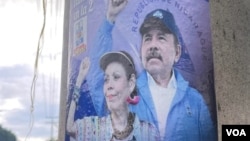 Cartel con la imagen del presidente de Nicaragua, Daniel Ortega, junto a su esposa, la vicepresidenta Rosario Murillo, en una calle de Managua, Nicaragua. 