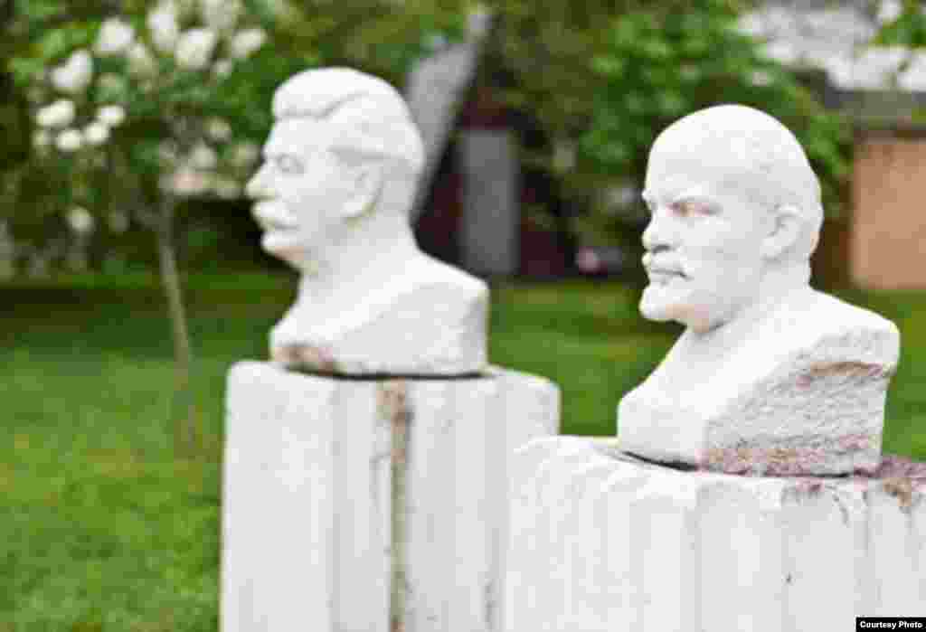 Bustos de Stalin y Lenin en el Museum de Moscú.