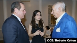 El Dr. Avelino González (i), Daniela González-Román (c) y Salvador Romaní (d)