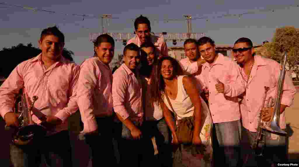 Niurka Seyfert Fernández, con sus 'vecinos' de Baja California, México. Foto cortesía de NSF.