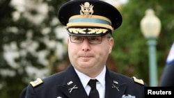 Alexander Vindman, director de Asuntos Europeos del Consejo de Seguridad Nacional, llega a la Cámara de Representantes para ofrecer su testimonio.