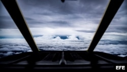 Un avión de combate US HC-C130J mientras se acerca al borde del huracán Florence.