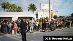Una manifestación en la Calle Ocho en apoyo al Movimiento San Isidro. (Imagen de Roberto Koltún/OCB).