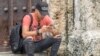 Un cubano revisando su teléfono en La Habana (Imagen de Archivo)