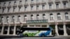 Un ómnibus propiedad de Gaviota, empresa administrada por las fuerzas armadas en Cuba, parqueado enfrente del Gran Hotel Manzana, también de Gaviota.