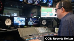 Foto de una de las cabinas de transmisión de Radio Martí en Miami.