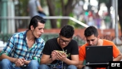A pesar de algunos avances y de las promesas del Gobierno para extender el servicio de internet, los cubanos siguen teniendo las mismas dificultades para tener acceso a la red.