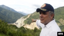 El presidente electo de Colombia, Iván Duque, señala el proyecto de la central hidroeléctrica el 23 de junio de 2018, durante su visita a Ituango (Colombia)