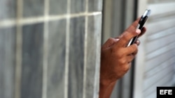 Un hombre se conecta a internet en un punto Wi Fi en Cuba.