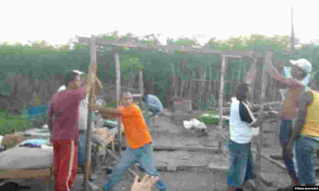 Ayudan a familias víctimas de demolición de casas Santiago de Cuba Foto cortesía Marcos Díaz y Ermis Carbonel  para Reporta Cuba