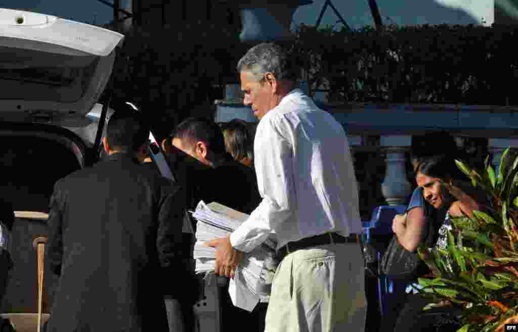 Funcionarios del Tribunal Municipal de 10 de Octubre descargan varios documentos de un vehículo antes del inicio del juicio contra los directivos de la empresa británica Coral Group en La Habana (Cuba).