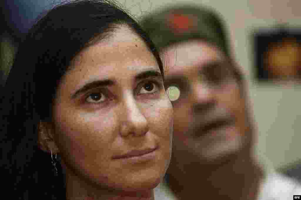 La cubana Yoani Sánchez durante su primera jornada de visita a Brasil en Feira de Santana.