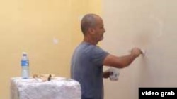 Marcos Castillo pinta una pieza de "Noches Blancas".