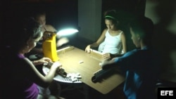 Jugando al dominó en un apagón en el barrio de Alamar, en La Habana, Cuba.