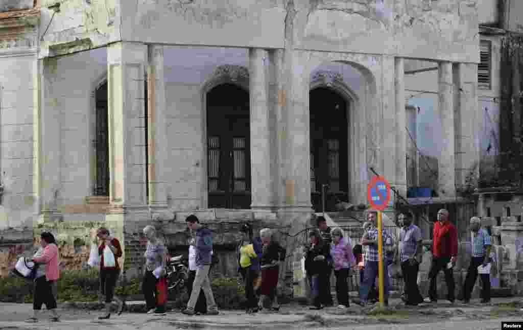 La cola para visitar la Oficina de Intereses y solicitar visa para EEUU llega a alcanzar dos cuadras.