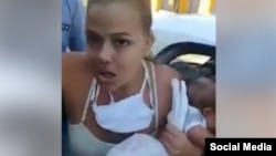 Madre de cuatro niños, incluido un bebé de tres meses, maltratada por la policía.