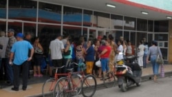 Las aglomeraciones para comprar alimentos no cesan en Cuba Las aglomeraciones para comprar alimentos no cesan en Cuba
