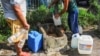 Un cubano llena contenedores de agua. (Archivo)