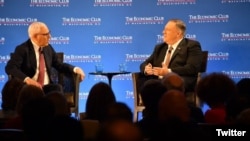 El secretario de Estado, Mike Pompeo, conversa con el presidente del Club Económico de Washington D.C, David Rubenstein.