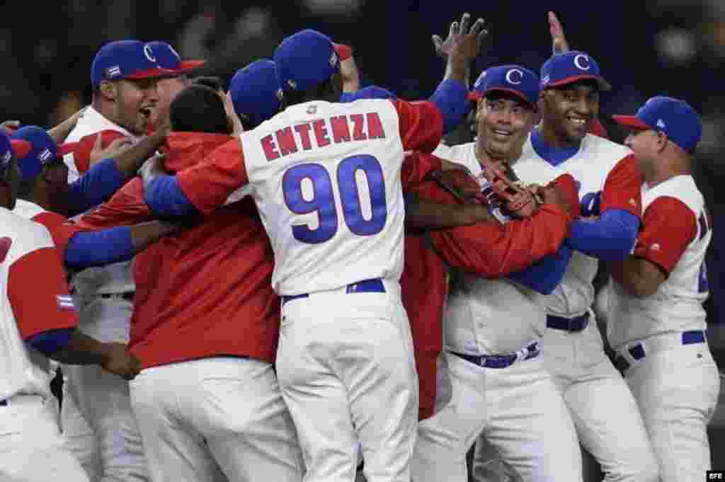 Los peloteros cubanos celebran tras vencer a Australia en el IV Clásico Mundial de Béisbol en el estadio Tokyo Dome de Tokio (Japón) el 10 de marzo de 2017.  