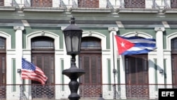 Las banderas de Estados Unidos y Cuba ondean en los balcones de un hotel en La Habana.