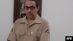 El cubano Glexis Novoa (Holguín, 1964) radica en Miami desde 1995, es uno de los representantes más destacados del arte cubano de los ochenta, que estuvo marcado por una gran renovación conceptual y estética, pero también por una fuerte censura institucional.