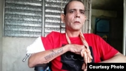 Cristian Pérez Carmenate en una imagen que muestra su deterioro físico.