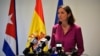 La ministra de turismo de España, Reyes Maroto habla durante una conferencia de prensa en La Habana.