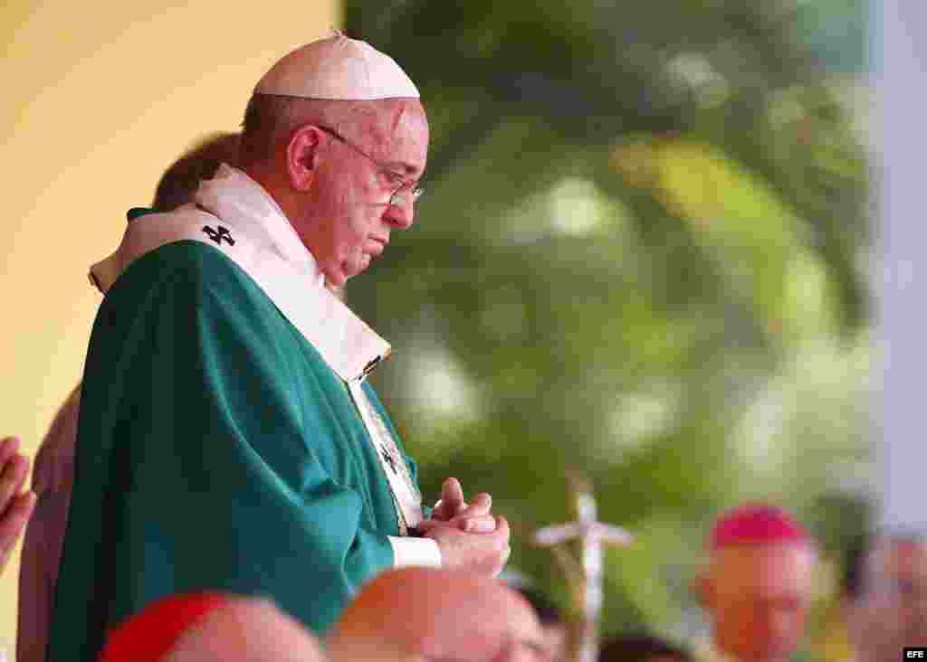El papa Francisco oficia misa en la Plaza de la Revolución de La Habana (Cuba), ante miles de cubanos hoy, domingo 20 de septiembre de 2015.