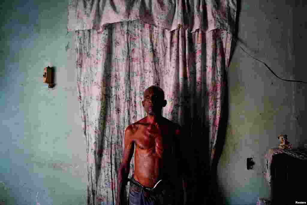 Daniel Menzies, un cubano se deja fotografiar en medio de un apagón en su barrio en Santiago de Cuba / Foto: Alexandre Meneghini (Reuters)