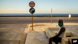 Un hombre en La Habana usa una mascarilla de protección. AP Photo/Ramon Espinosa